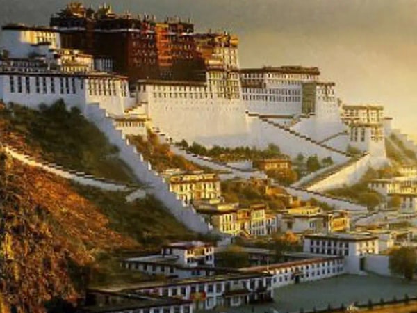 Private Day Tour of Potala Palace and Jokhang Temple in Lhasa Including Lunch